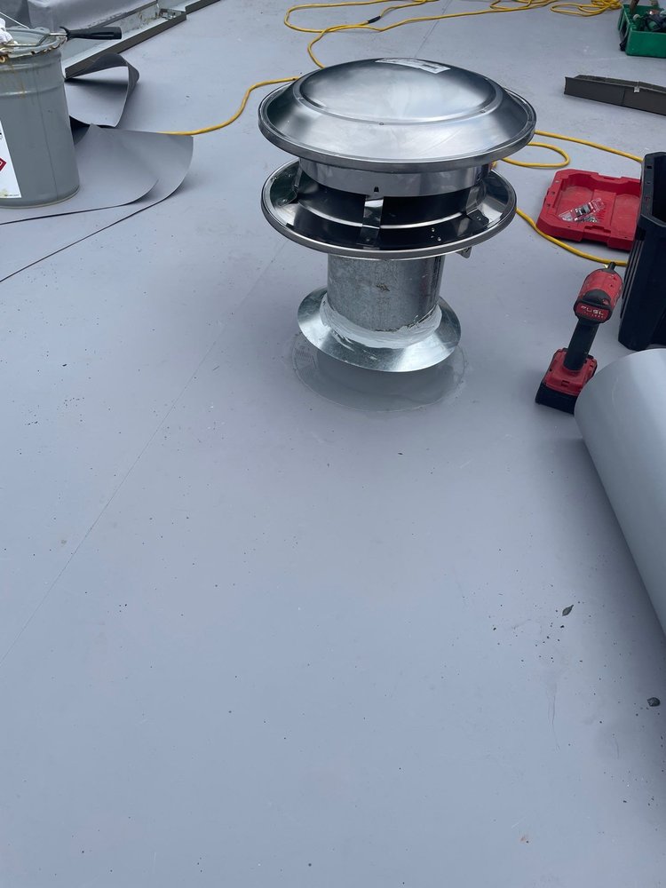 Expert flat roof installation in Kirkland, Washington.

