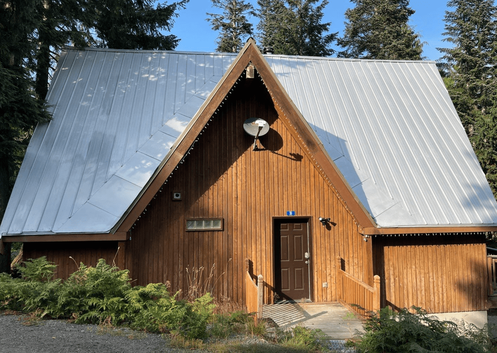 Metal roof replacement in Snoqualmie Pass, WA by Orca Roofing & Exteriors.

