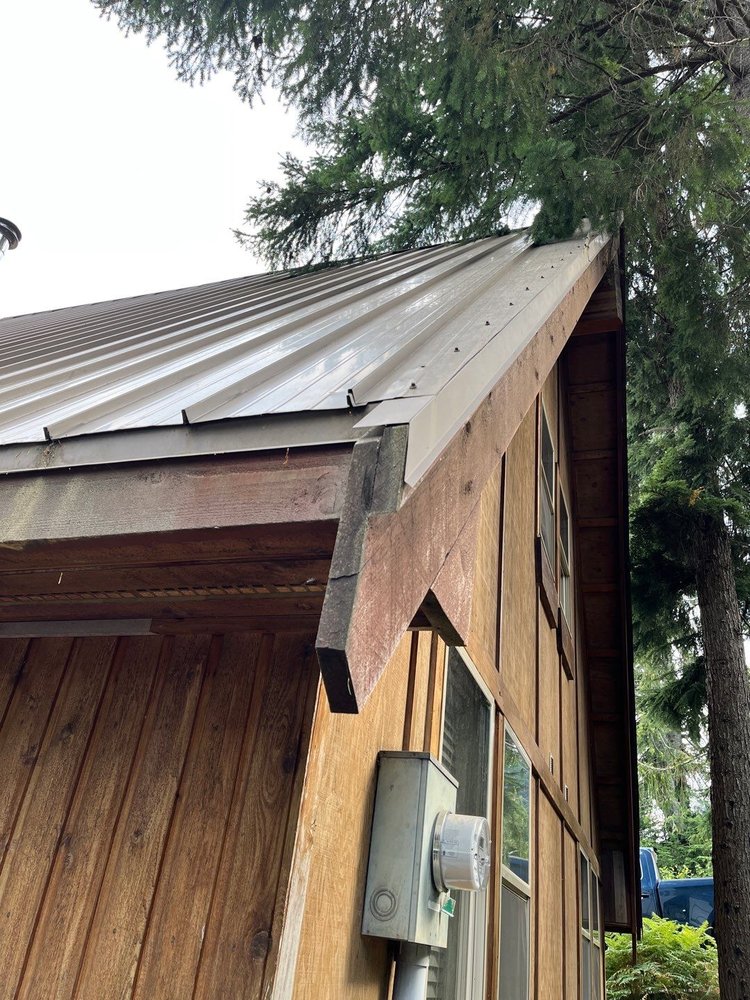 Durable metal roof installation for a Snoqualmie Pass property.

