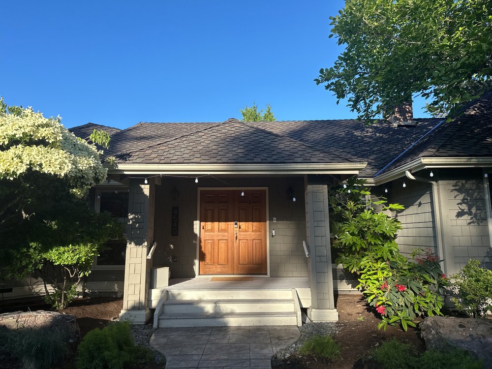 Bellevue residence featuring a textured Presidential Shake TL roof by Orca Roofing.

