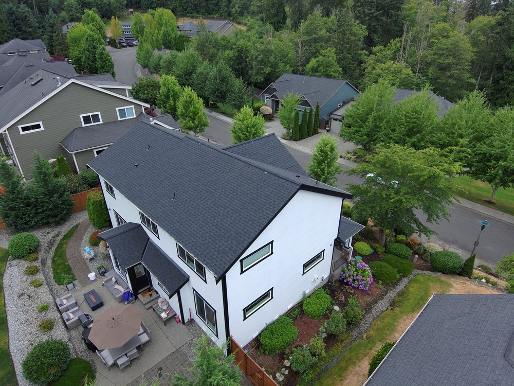 High-quality Moire Black shingles on a Lake Tapps residence.

