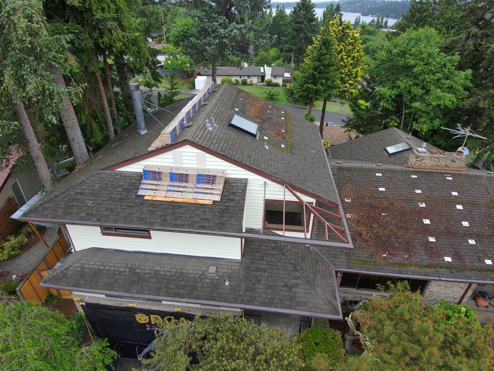 Expert shingle roof installation on Mercer Island, Washington.

