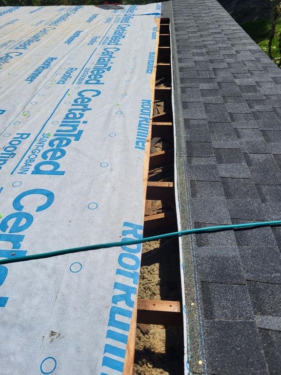 Expert shingle roof installation in Redmond, Washington.

