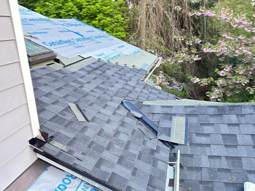 Bothell residence with a striking Moire Black CertainTeed Northgate roof.

